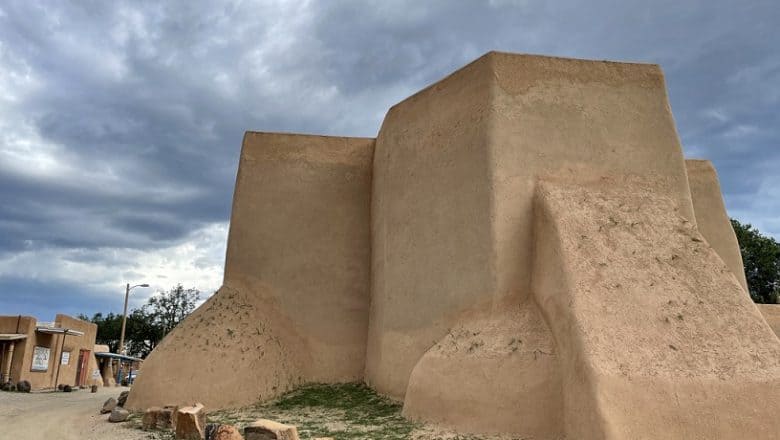 Historisk adobekirke og høye juvbro nær Taos